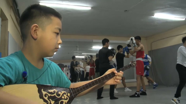 Өскеменде боксшылар Құрманғазы күйлерін тыңдап жаттығады