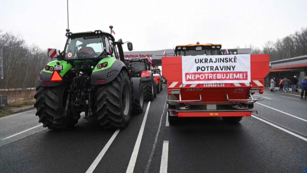 Чехиялық шаруалар тракторлармен жолды бөгеп тастады