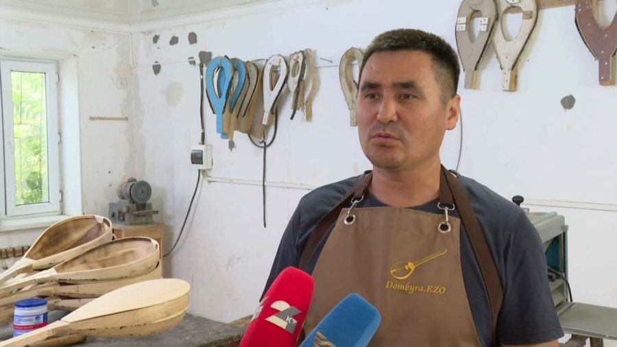 Қызылордалық шебер 6000 домбыра жасаған