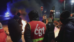 Во Франции протестующие заблокировали склад с топливом