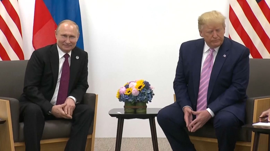 Трамп пен Путин телефон арқылы сөйлесіп жатыр