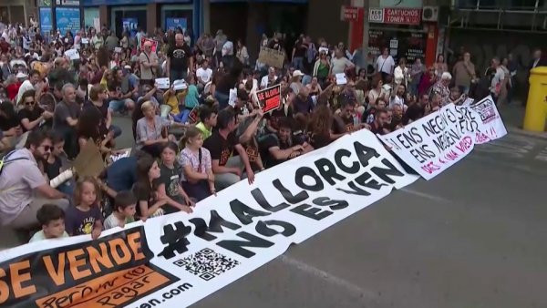 Тысячи людей вышли на протест против чрезмерного туризма на Майорке