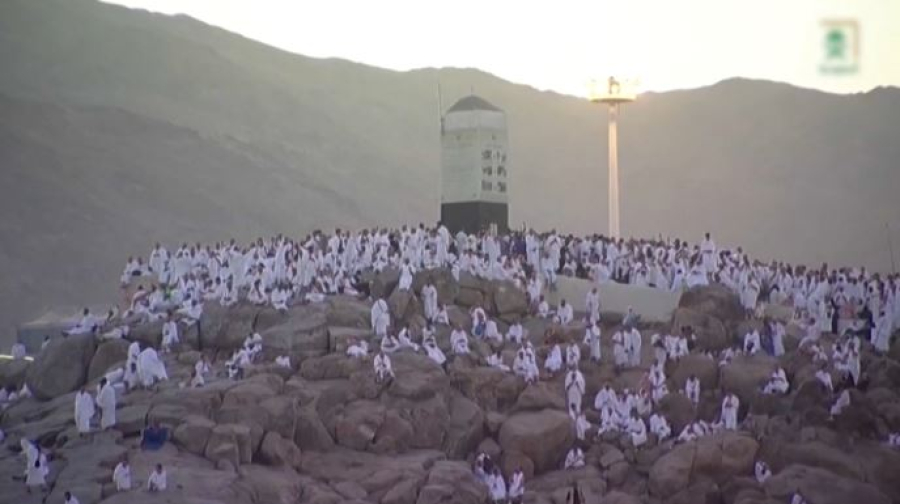 Паломники собираются на горе Арафат рядом с Меккой