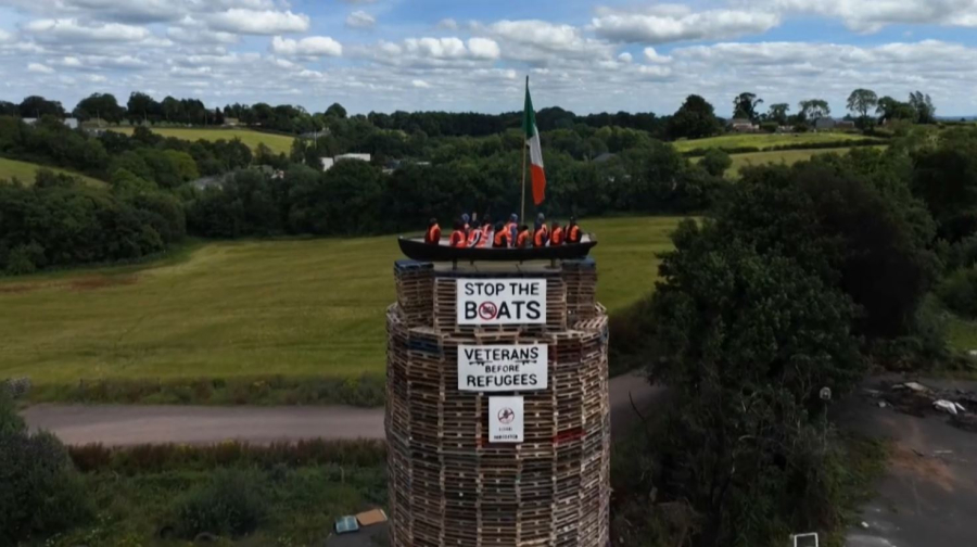 Лодку с чучелами мигрантов на борту сожгли в Северной Ирландии