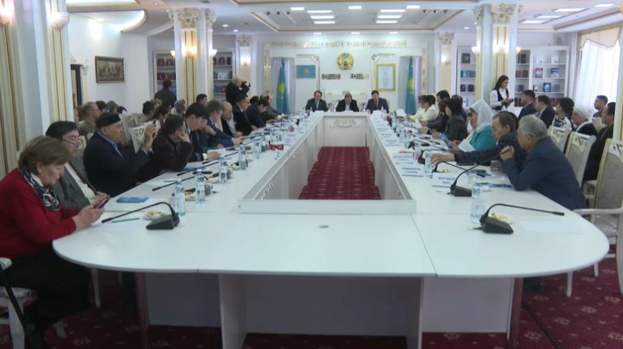 Редкие рукописи Кайыма Мухамедханова представили в Астане