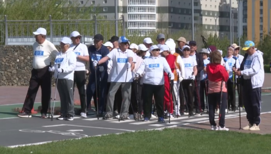 Столичные пенсионеры поучаствовали в марафоне скандинавской ходьбы