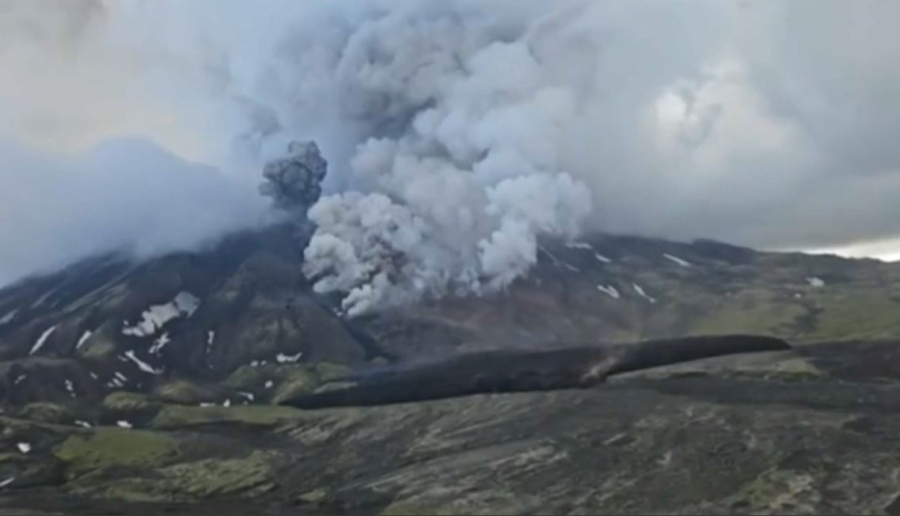 Камчаткадағы Крашенинников жанартауы бір тәулікте екі рет атқылады