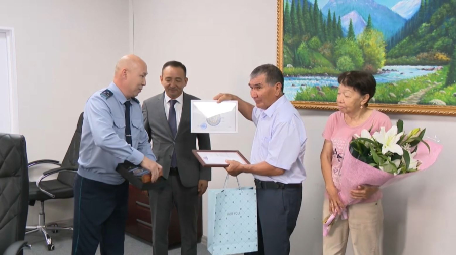 Спасшего ребенка от собак мужчину наградили в Алматинской области