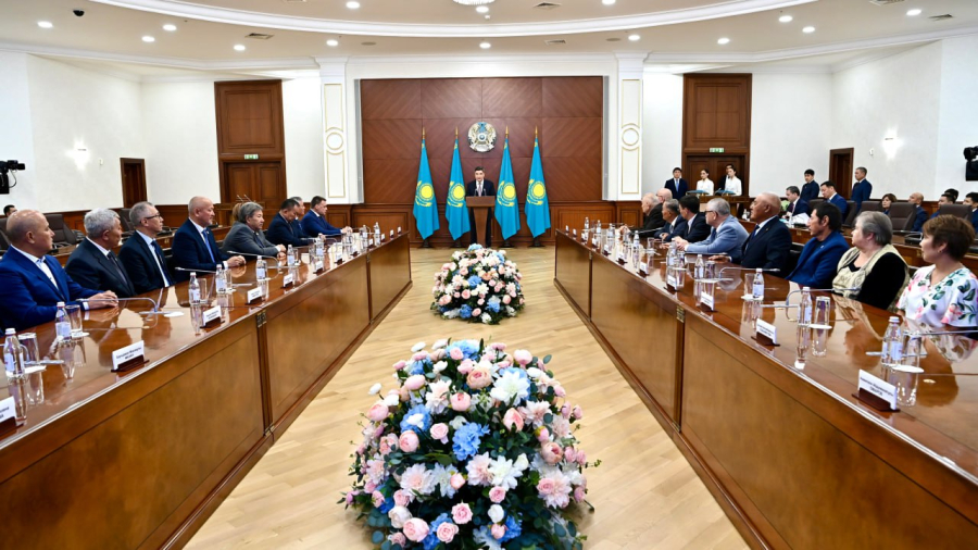 Олжас Бектенов вручил награды работникам строительной отрасли