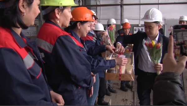 «Жастар рухы» белсенділері жұмысшы әйелдерді мерекемен құттықтады