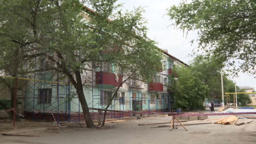 Атырауда тозығы жеткен үйлер жаңартылып жатыр