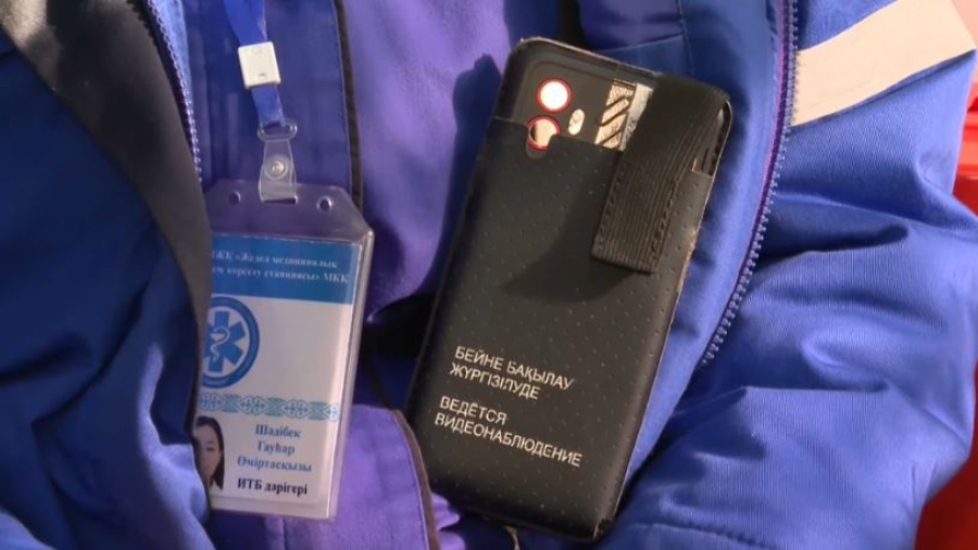 Фельдшеров Шымкента начали оснащать видеожетонами