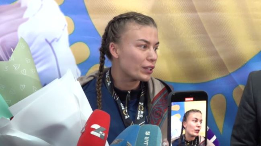 Чемпионка мира по боксу вернулась домой