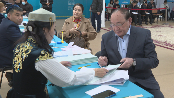 Председатель партии «Ауыл» вместе с женой проголосовал на выборах