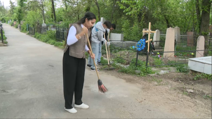 Жастар ардагерлердің құрметіне қойылған мемориалды тазалады