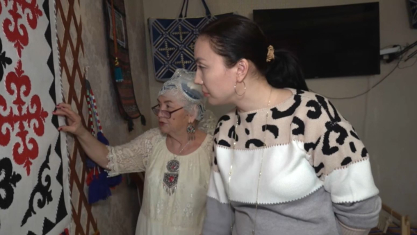 Оралдық зейнеткер термебау тоқудың қыр-сырын меңгерген