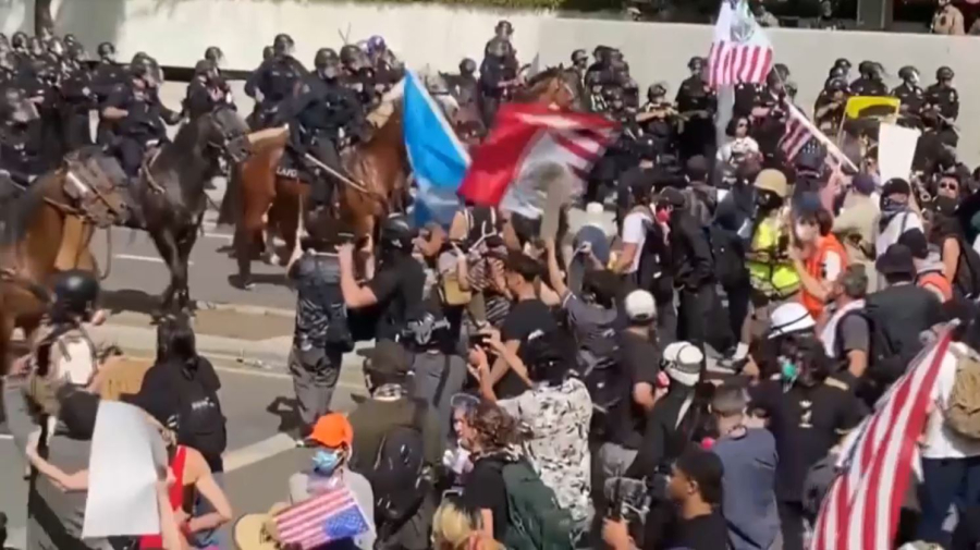 Митинг в Лос-Анджелесе перерос в столкновения