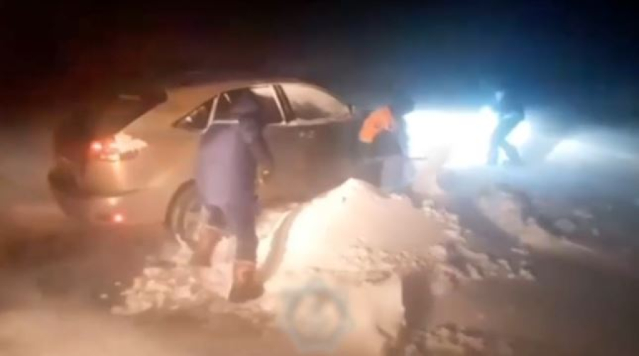 Два автомобиля застряли в снежном плену в области Жетісу