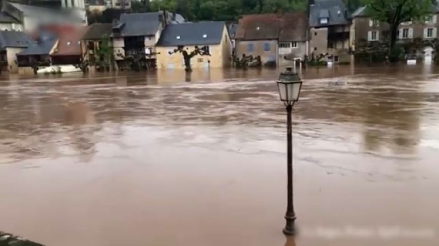 «Оранжевый» уровень опасности ввели из-за наводнений во Франции