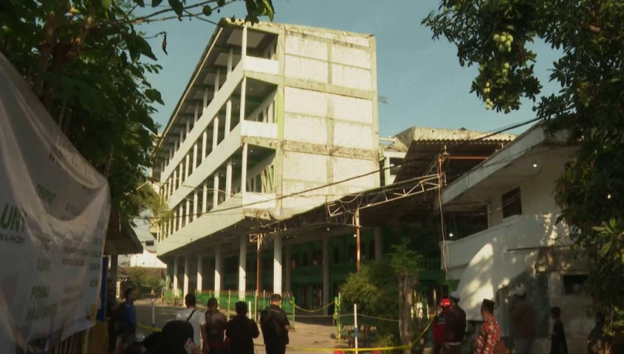 Индонезияда мектеп ғимараты құлап, 59 адам қиранды астында қалды