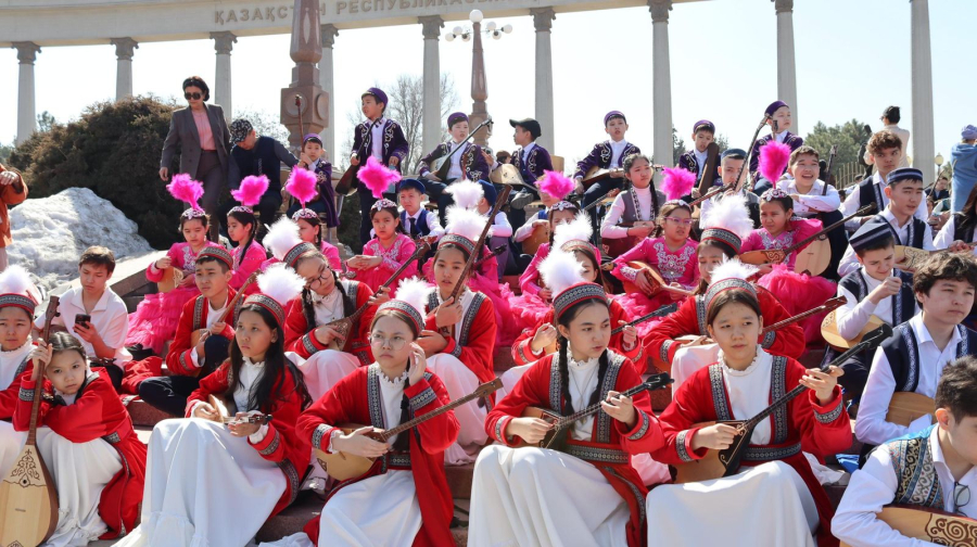 Десятки тысяч детей одновременно исполнили кюи в честь Наурыза в Алматы
