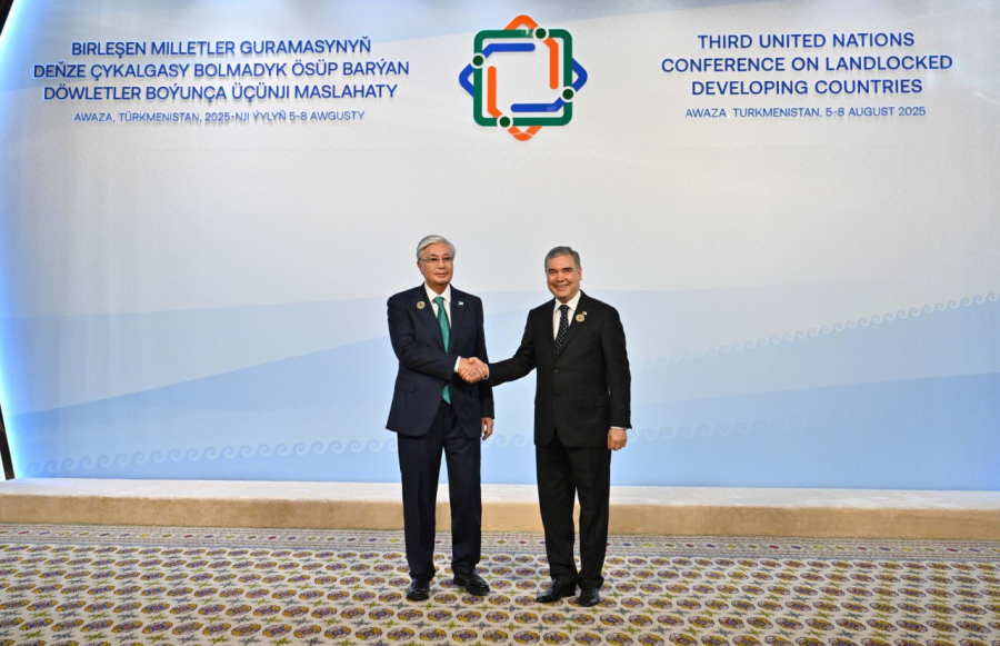 Президент прибыл в конгресс-центр «Аваза»