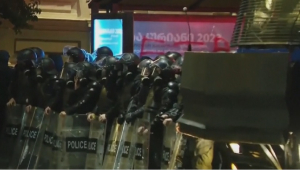 Столкновения протестующих с полицией продолжаются в Грузии