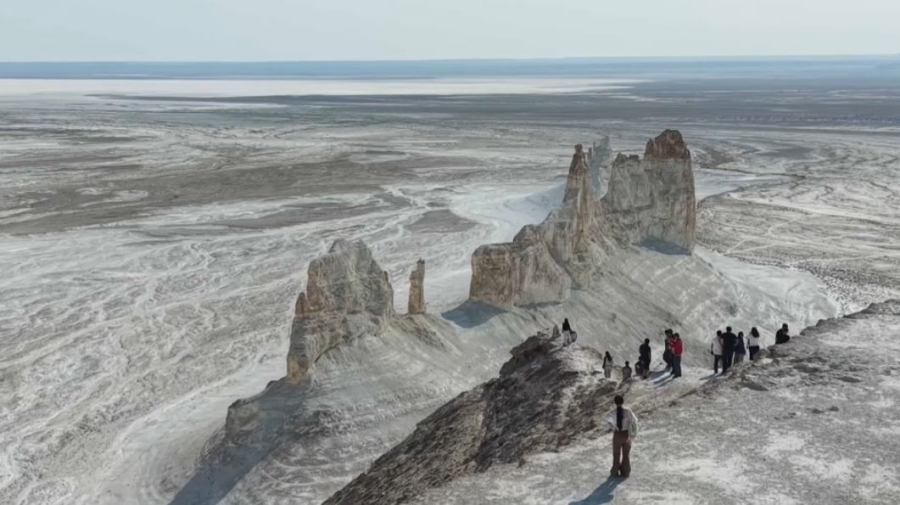 Редких животных и туристов в «Кызылсае» контролируют с воздуха
