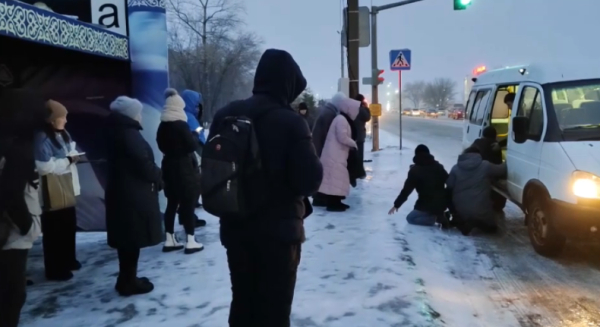 Оралда көк мұз көпшілікті әуреге салды