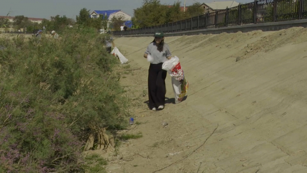 Атырауская молодёжь очистила берег реки Жайык от мусора