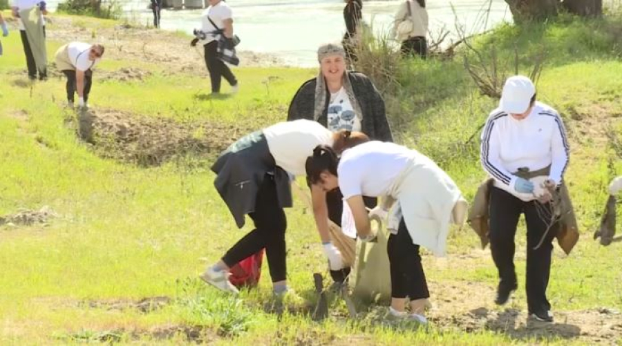 Волонтёры провели субботник на побережье реки Арыс