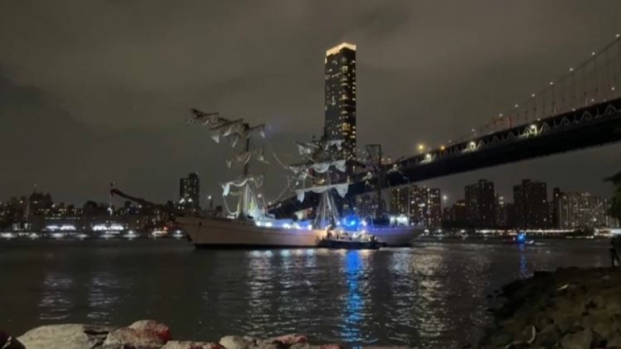 Судно мексиканского флота врезалось в Бруклинский мост в Нью-Йорке