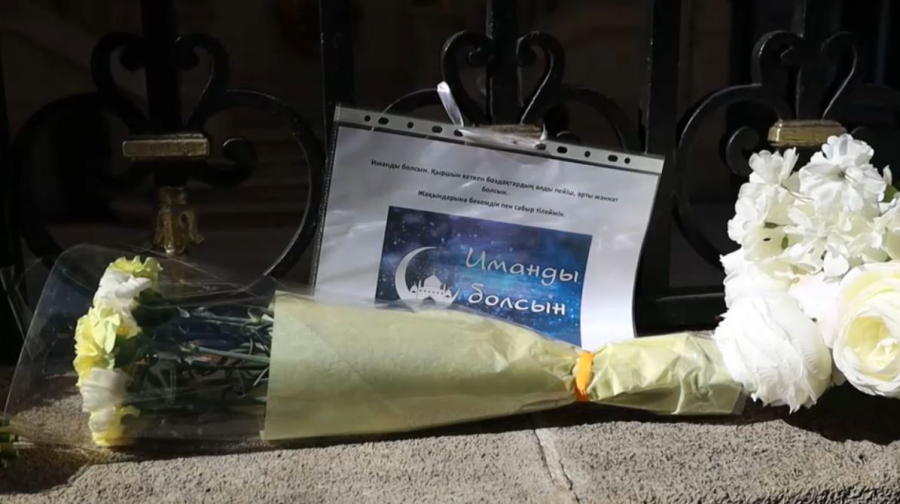 Казахстанцы приносят цветы к посольству во Франции