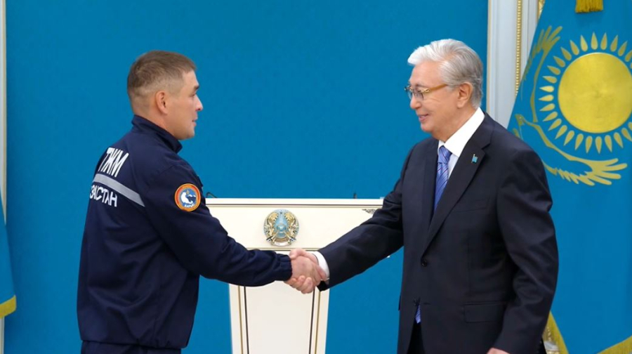 Токаев наградил спасателей в честь профессионального праздника
