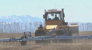Трактор за 143 млн тенге: Антикор заблокировал сделку в ВКО