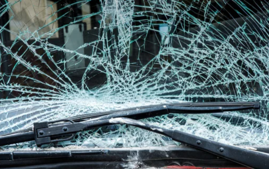 Автобус врезался в остановку в столице