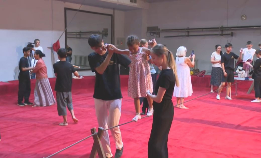 Алматы циркінде ерекше балаларға арналған шеберлік сабағы өтті