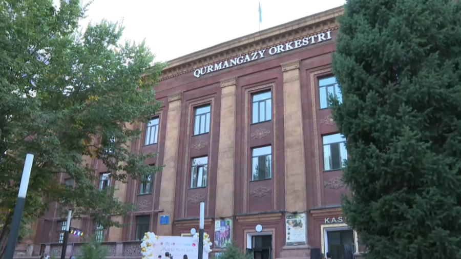 Алматыда оркестр сахнасын робот-дирижер басқарды