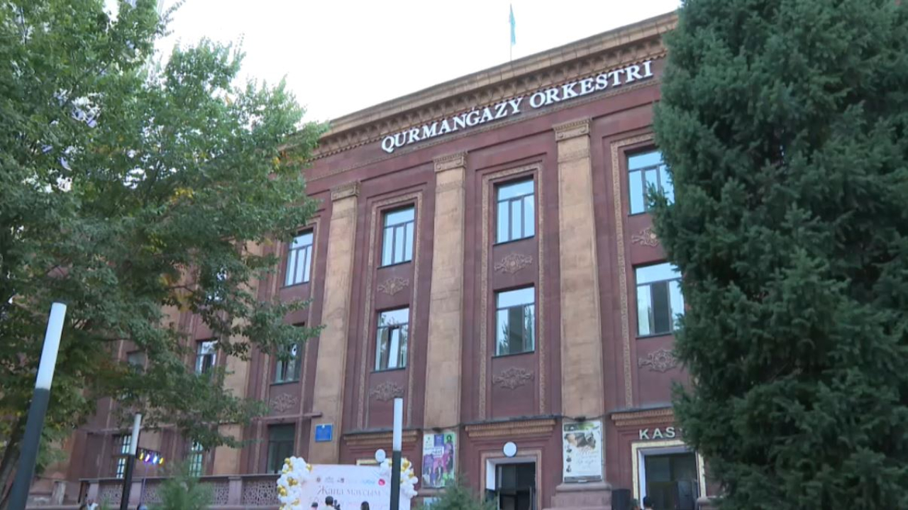 Алматыда оркестр сахнасын робот-дирижер басқарды