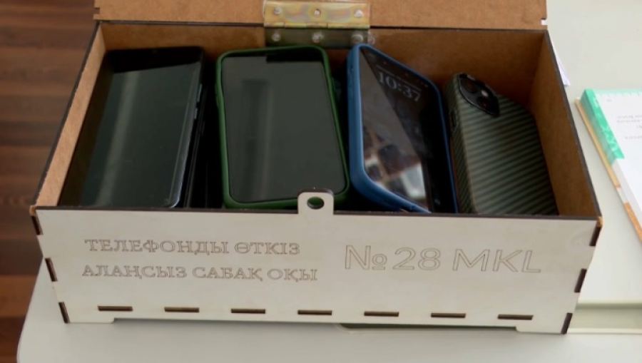 Школы Туркестана отказываются от смартфонов