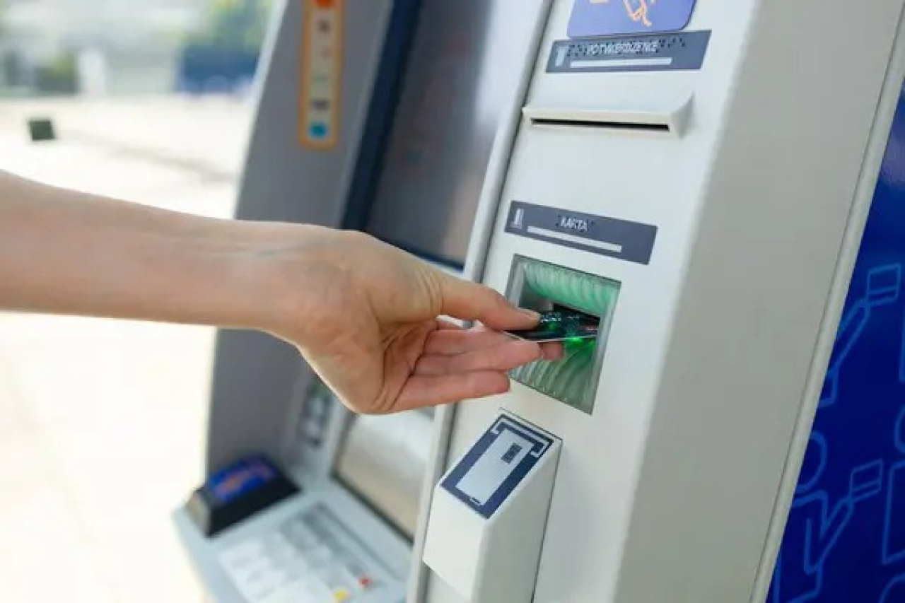 Полицейский у банкомата спас пенсионерку от потери 2,7 млн теңге