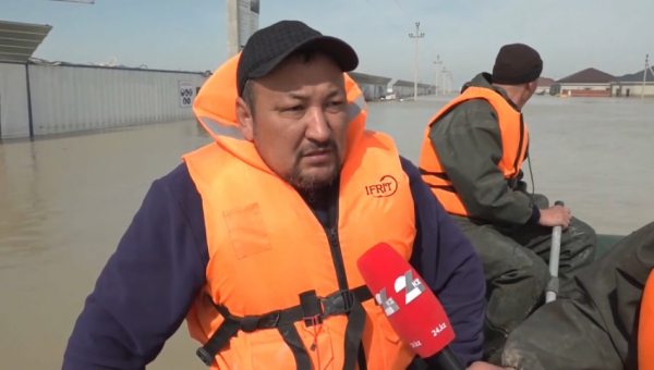 Как в подтопленном Кульсары работают спасатели