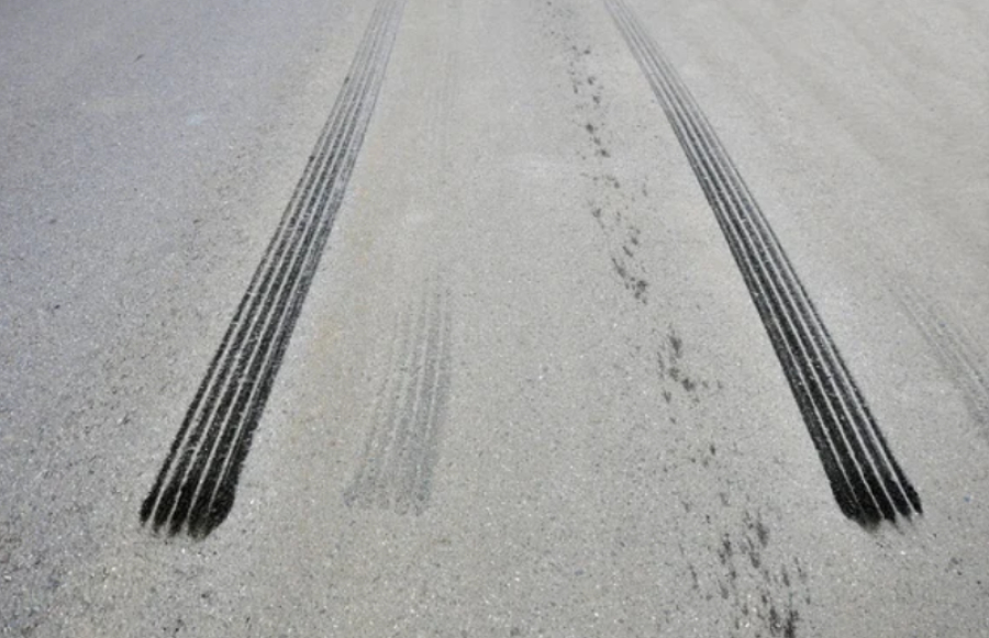 Какие меры применяются для повышения безопасности на дорогах