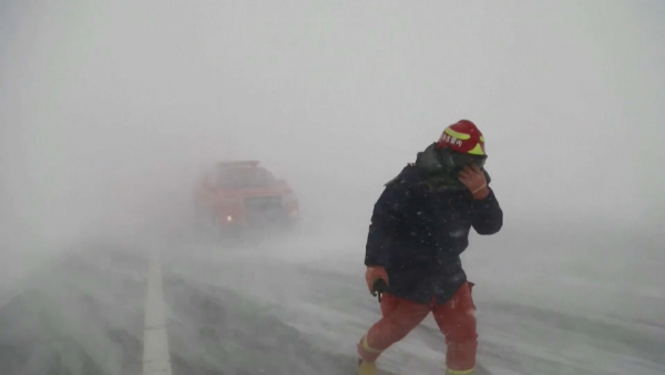 Аномальная жара и сильные морозы: как непогода сказывается на жителях по всему миру