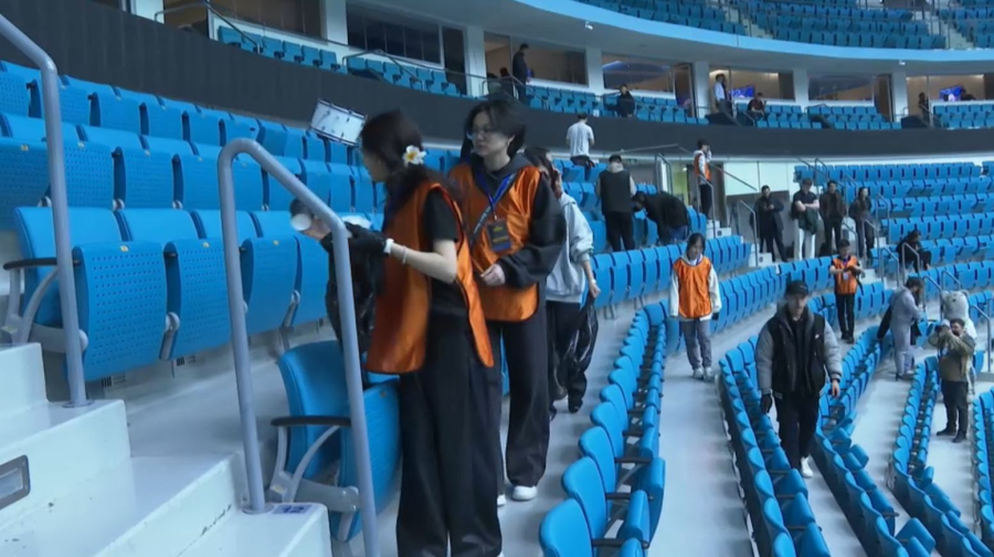 Болельщики убрали трибуны после завершения титульного боя в Астане