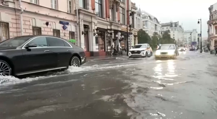 Москву накрыл сильный ливень