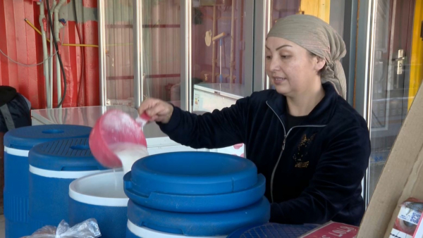 Түркістан облысында тас жолдың бойында сауда қызып тұр