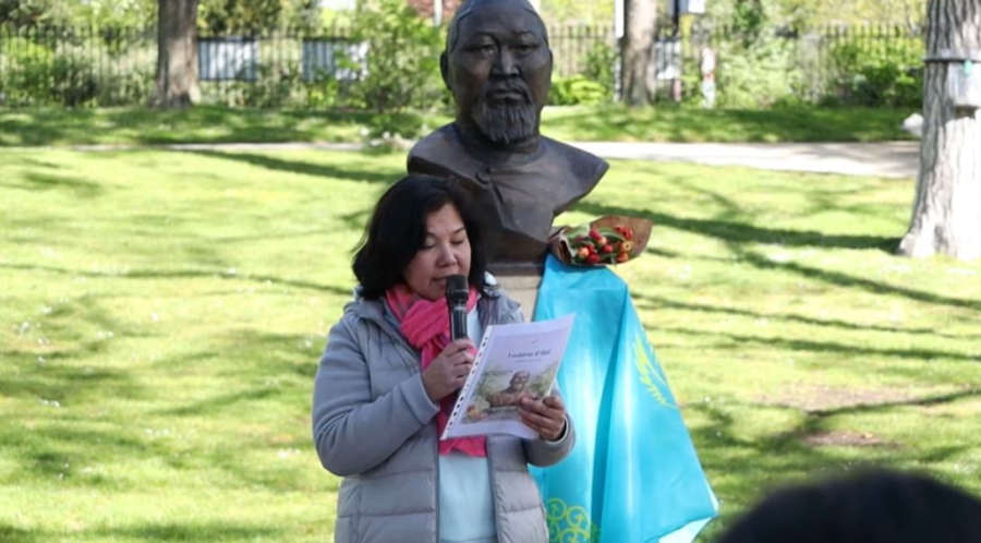 Парижде Абай өлеңдері сегіз тілде оқылды 