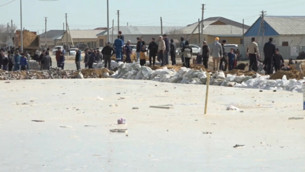 В Кульсары продолжается борьба с паводком