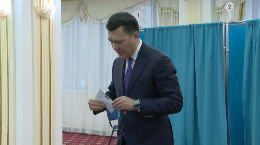 Ерлан Карин проголосовал на участке № 129